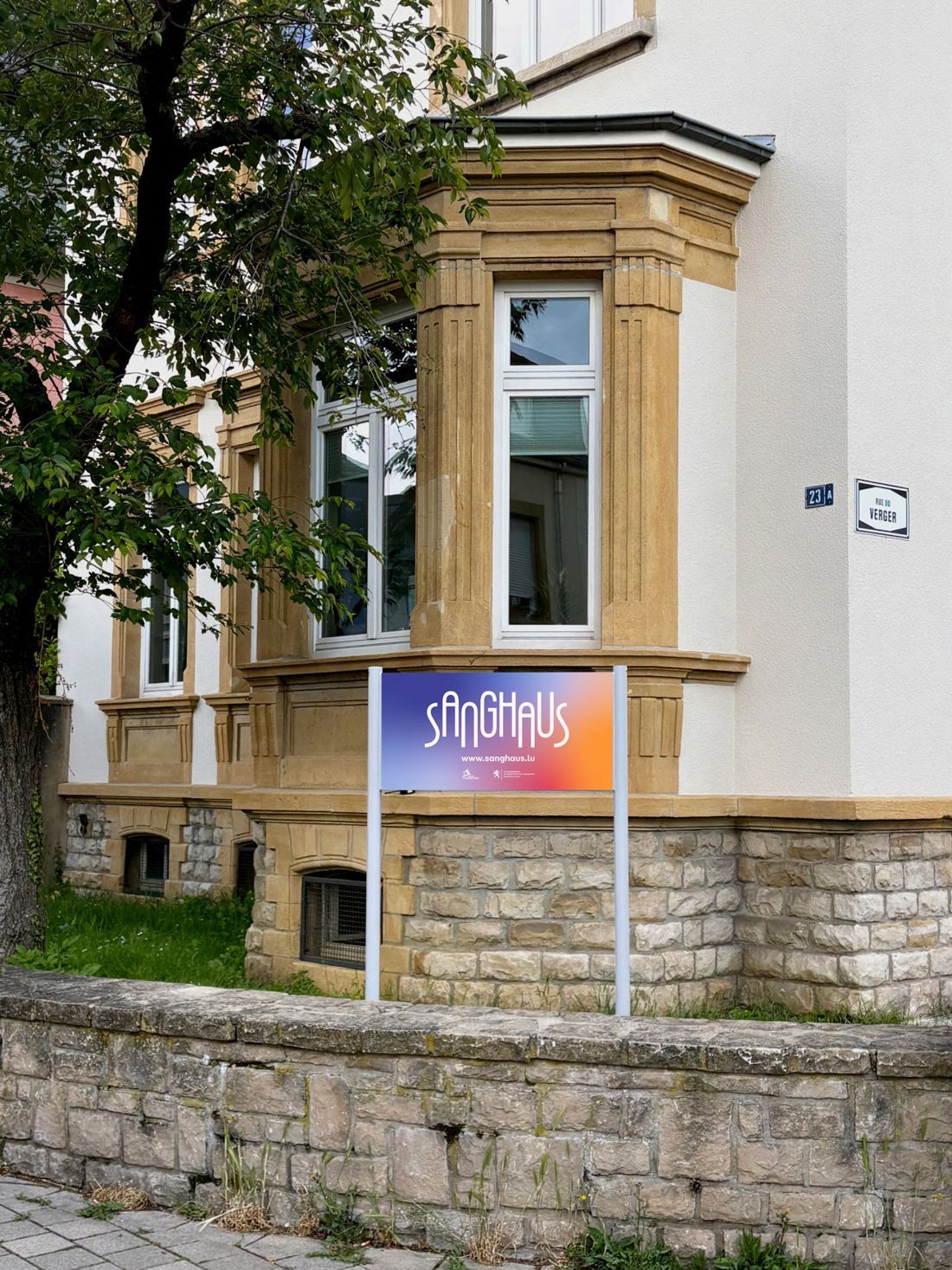 La façade des nouveaux locaux de Sanghaus à Bonnevoie, avec le panneau Sanghaus.
